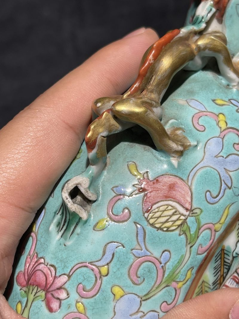 清同治 粉彩花卉开光花鸟人物纹抱月瓶一对 - 图25