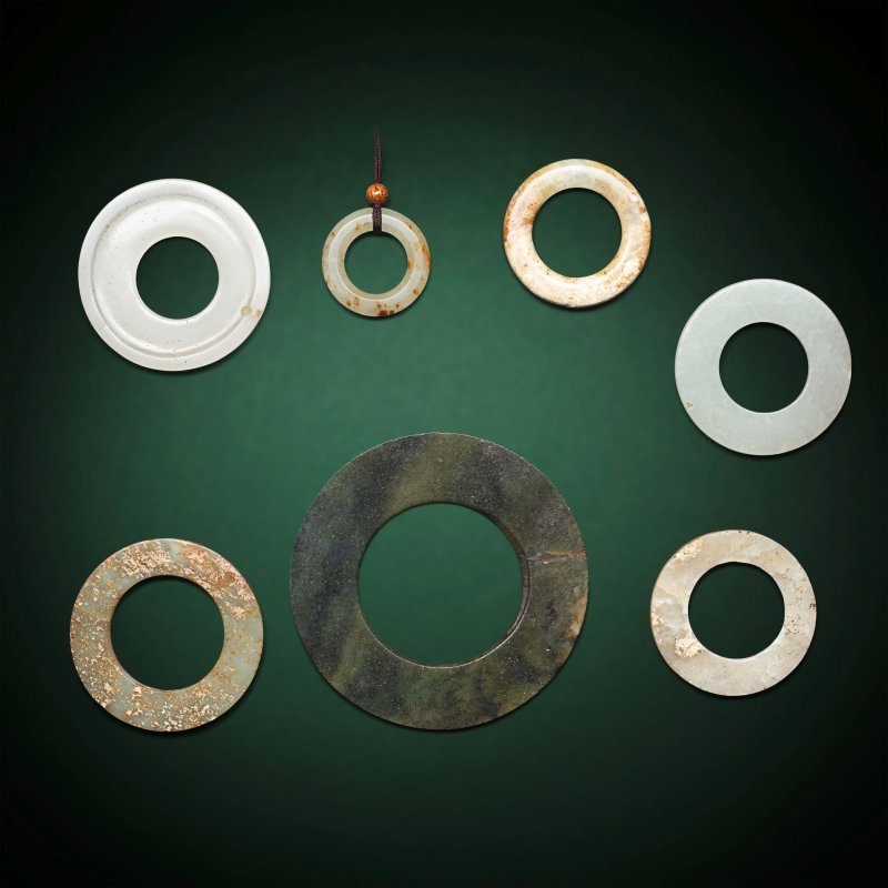 東周或其後 玉環及瑗 一組七件 | SEVEN JADE DISCS, HUAN AND YUAN - 图1