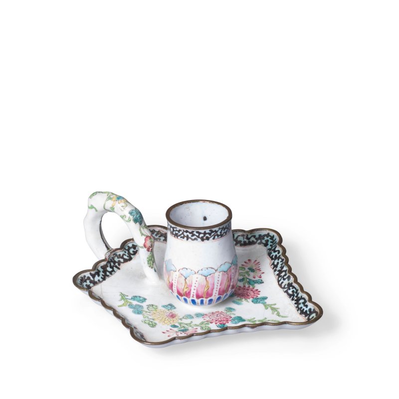 十八世紀 銅胎畫琺琅花卉紋手提燭臺 | A FAMILLE ROSE PAINTED ENAMEL CHAMBERSTICK