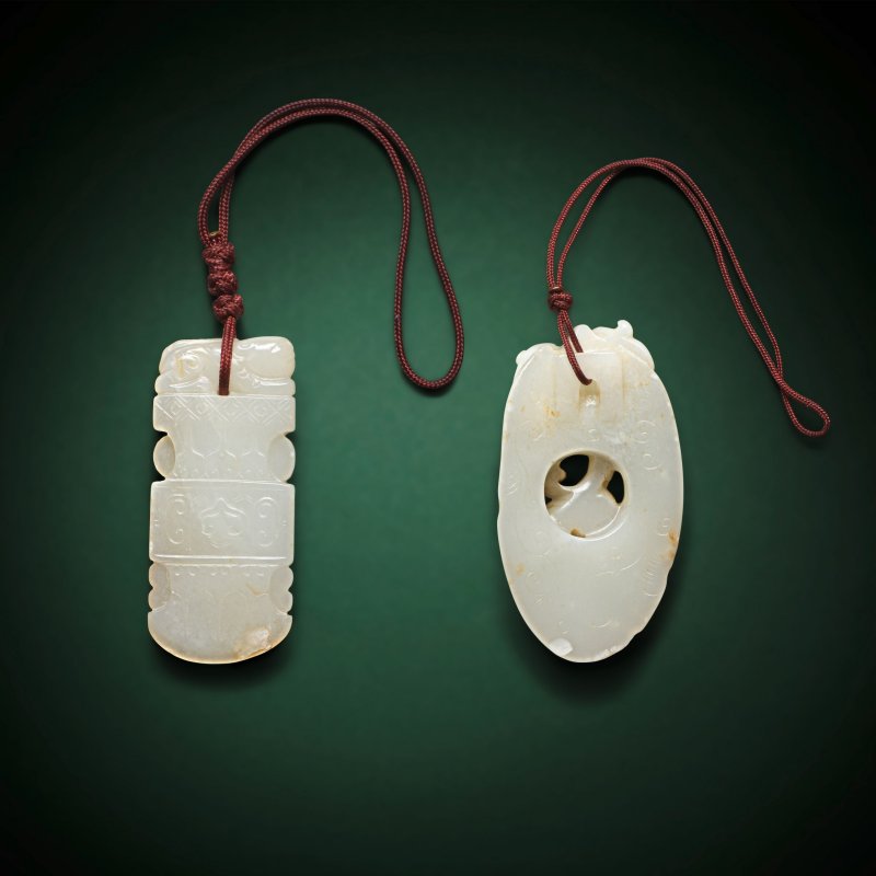 清 玉龍鳳紋韘形珮及玉螭龍紋珮一組兩件 | TWO WHITE AND RUSSET JADE PENDANTS - 图2