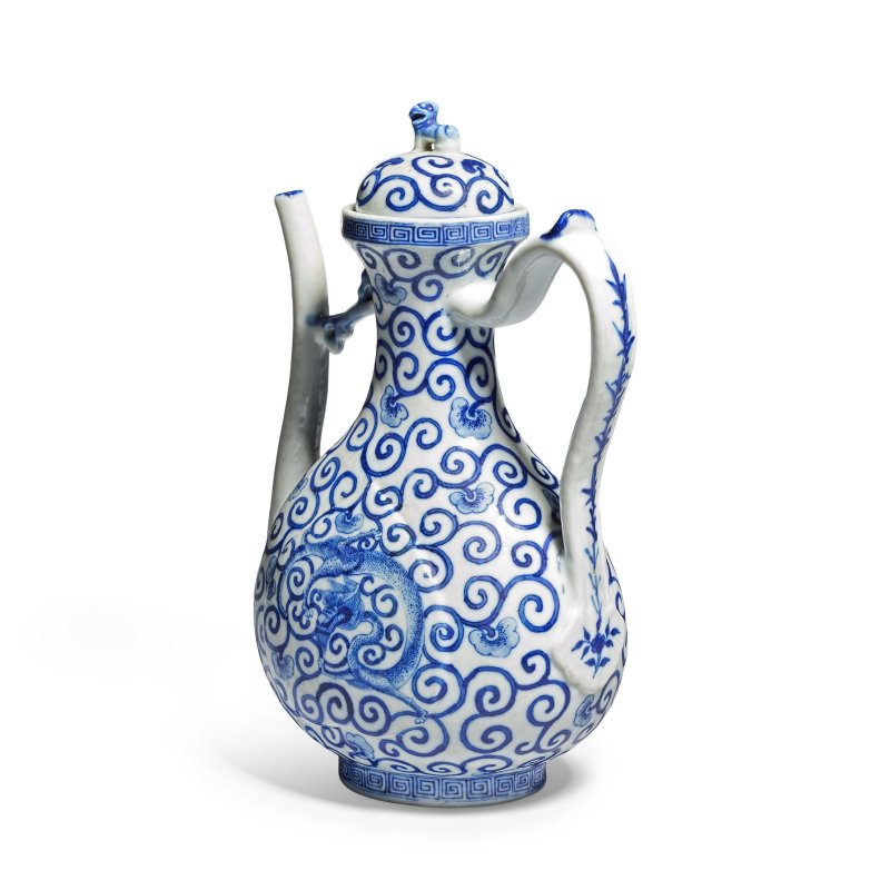 十九/二十世紀 青花花卉螭龍紋執壺 | A BLUE AND WHITE EWER AND COVER - 图3