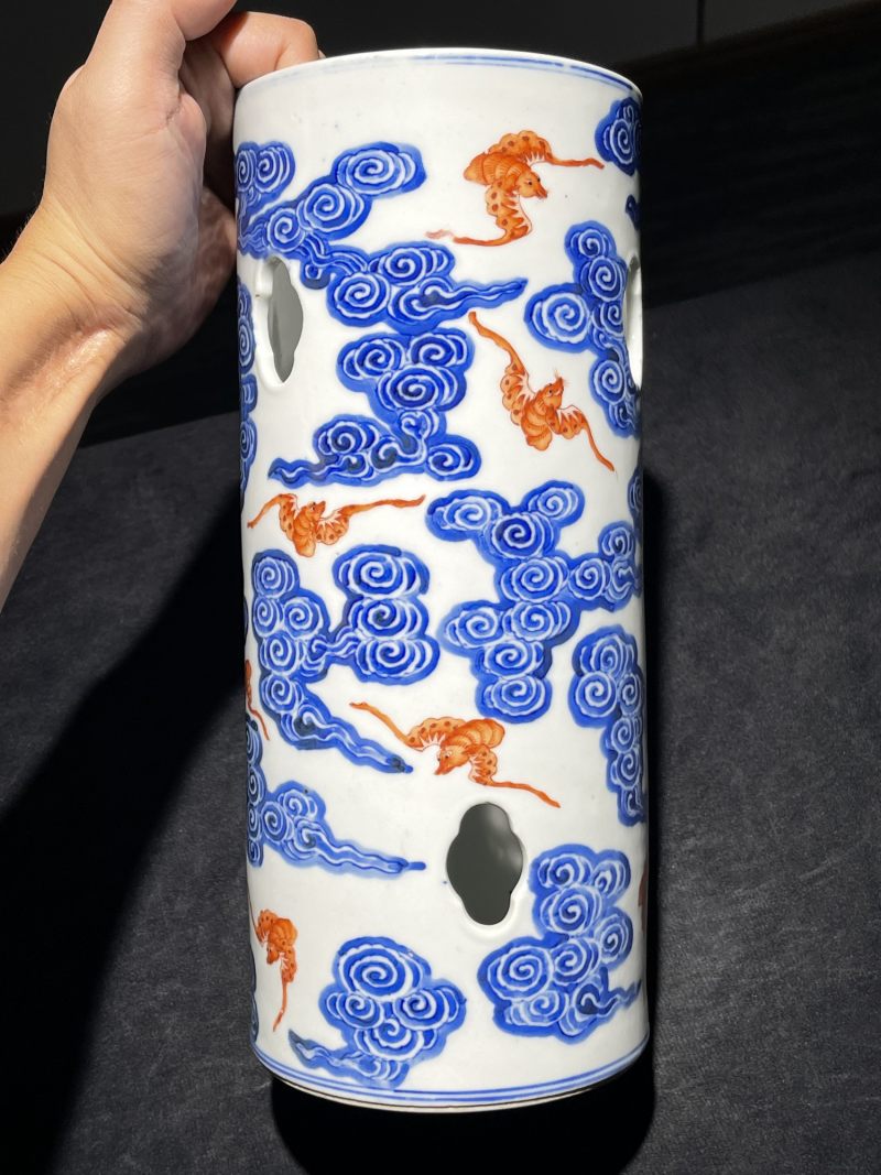 清宣统 青花矾红洪福齐天纹镂空帽筒一对 - 图3