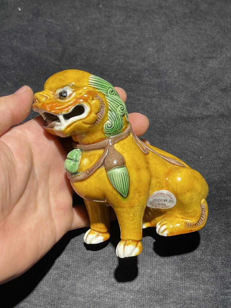 清早期 素三彩狮子瓷塑一对 - 图3