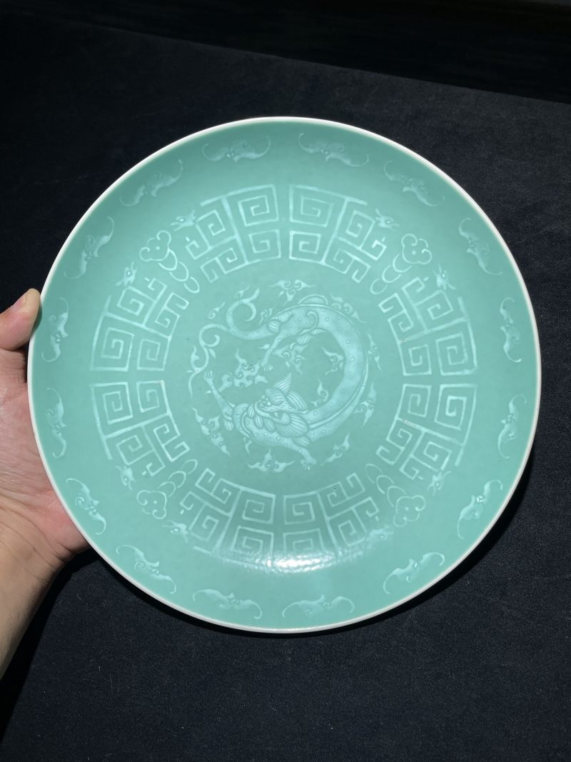 清嘉庆 松石绿地堆白螭龙纹大盘一对 - 图9