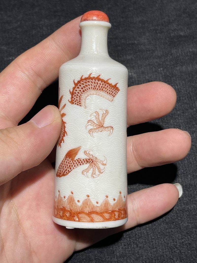 清中期 白地轧道矾红云龙七现纹鼻烟壶 - 图3