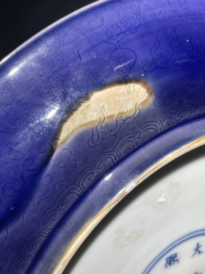 清康熙 茄皮紫釉暗刻龙纹盘 - 图13