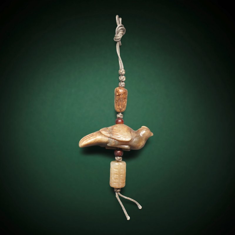 宋/明 玉鳩鳥；或為宋或以後 琮形及卵形玉飾 | A RARE CELADON AND RUSSET JADE 'TURTLEDOVE' PENDANT - 图1