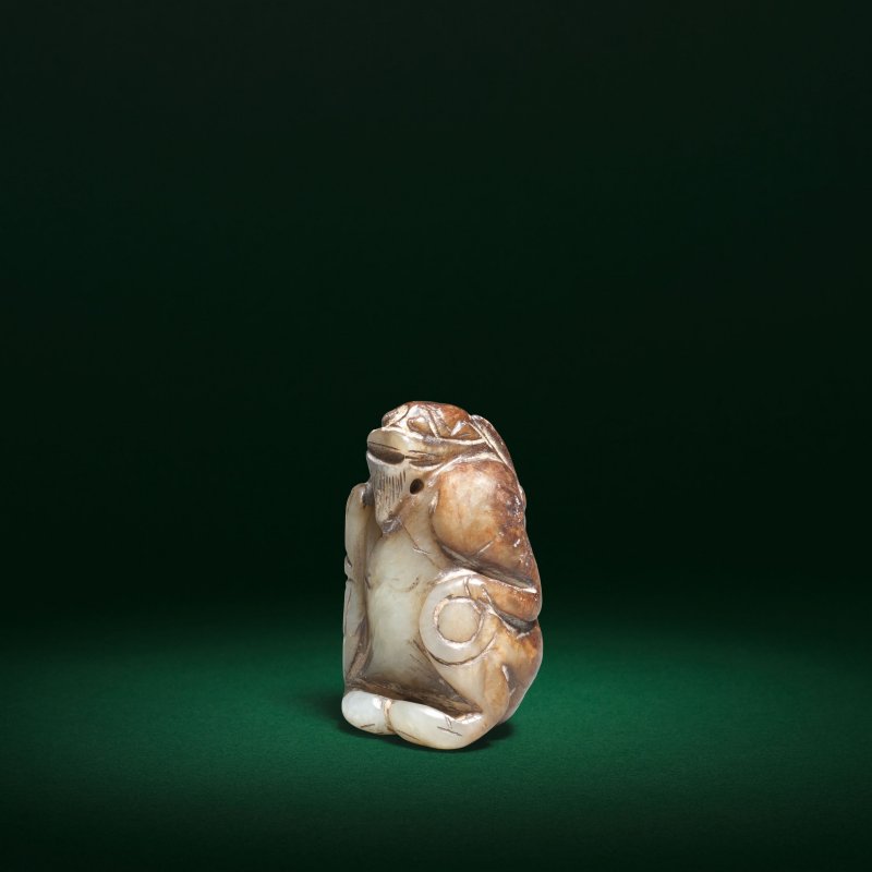 明或更晚 褐青玉鬼怪像 | A GREEN AND BROWN JADE CARVING OF A CROUCHING DEMON - 图3