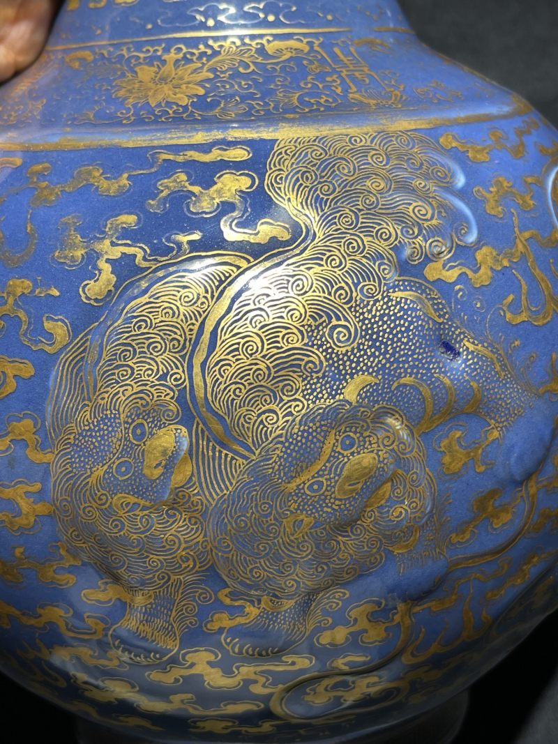 清光绪 祭蓝描金浮雕狮子绣球纹赏瓶 - 图7