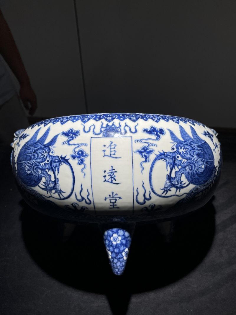 清中期 青花龙纹大三足炉 - 图2
