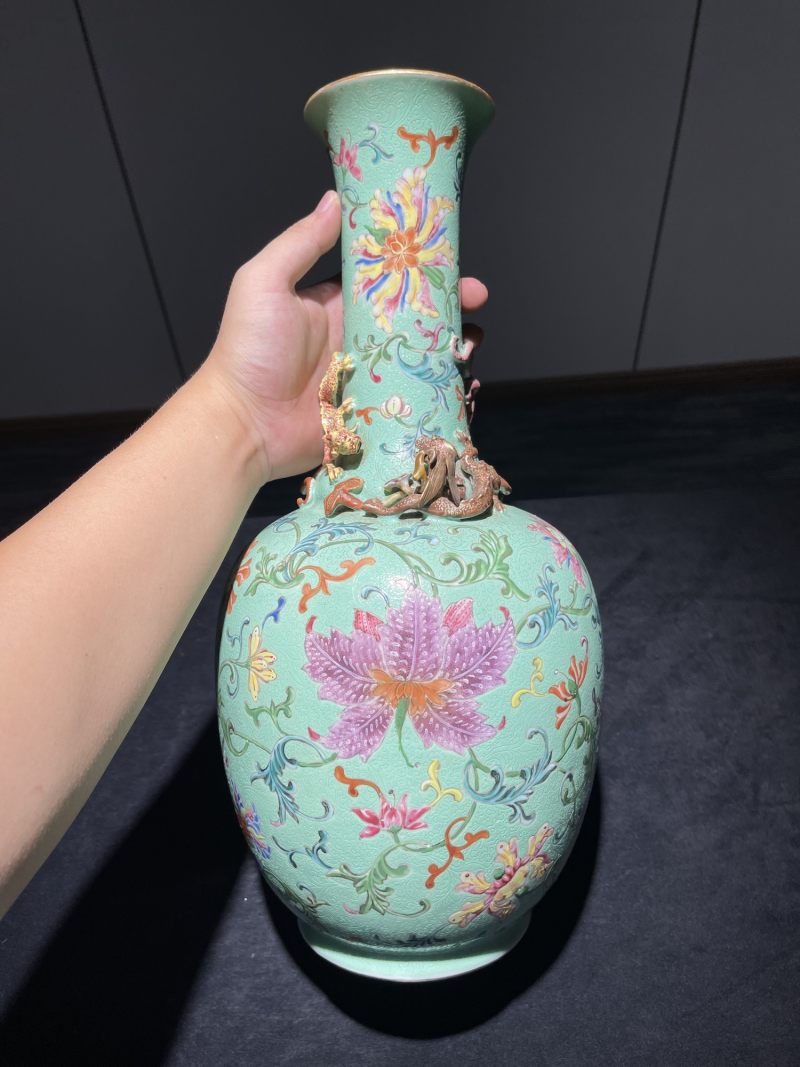 清乾隆 绿地轧道洋彩花卉纹瓶 - 图2