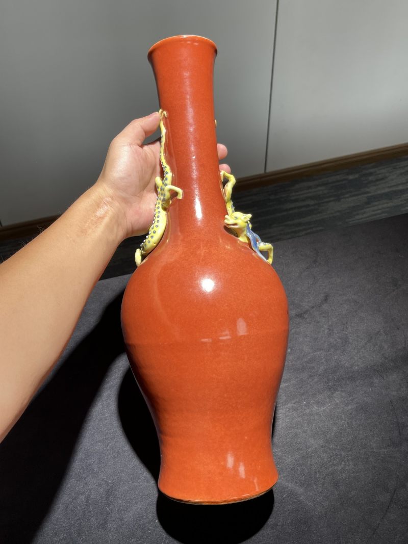 清中期 珊瑚红釉堆塑螭龙纹大瓶 - 图2