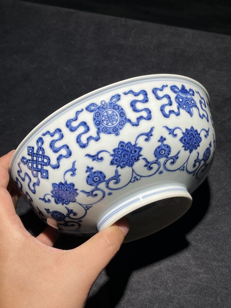 清乾隆 青花莲托八宝纹大碗 - 图2