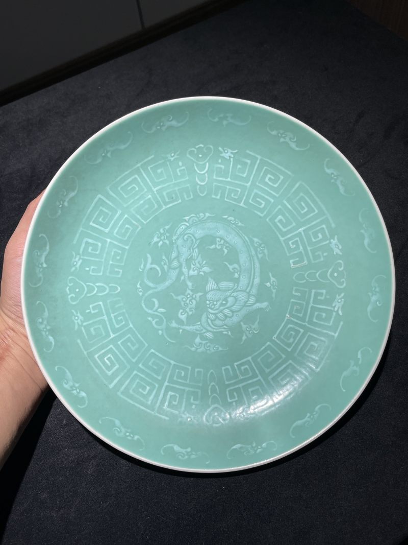清嘉庆 松石绿地堆白螭龙纹大盘一对 - 图2