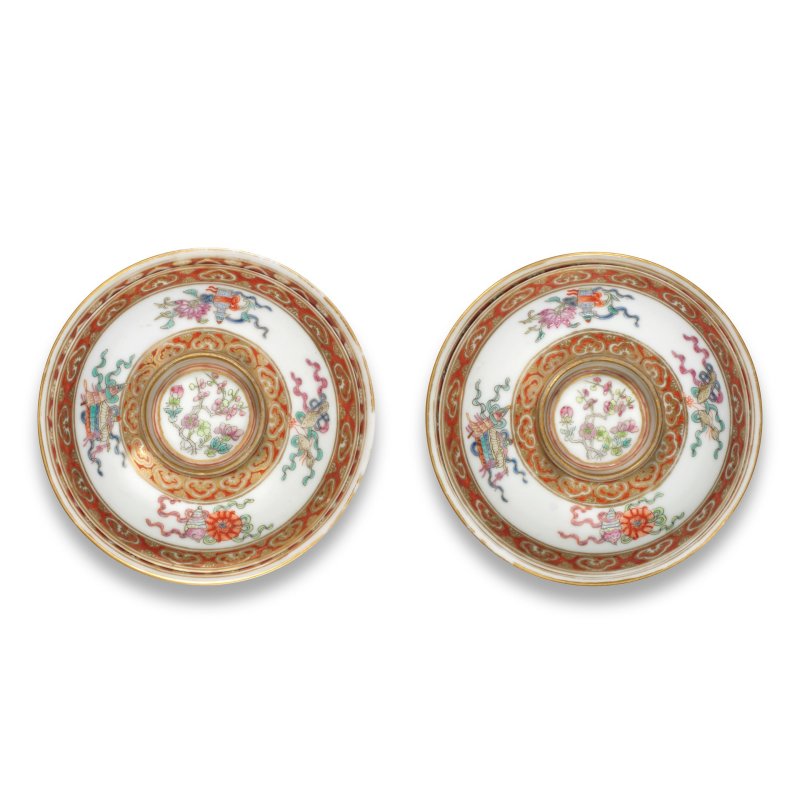 清嘉慶 粉彩描金八吉祥紋蓋碗 一對 | A VERY RARE PAIR OF IMPERIAL GILT-DECORATED FAMILLE ROSE 'BAJIXIANG' BOWLS AND COVERS - 图2