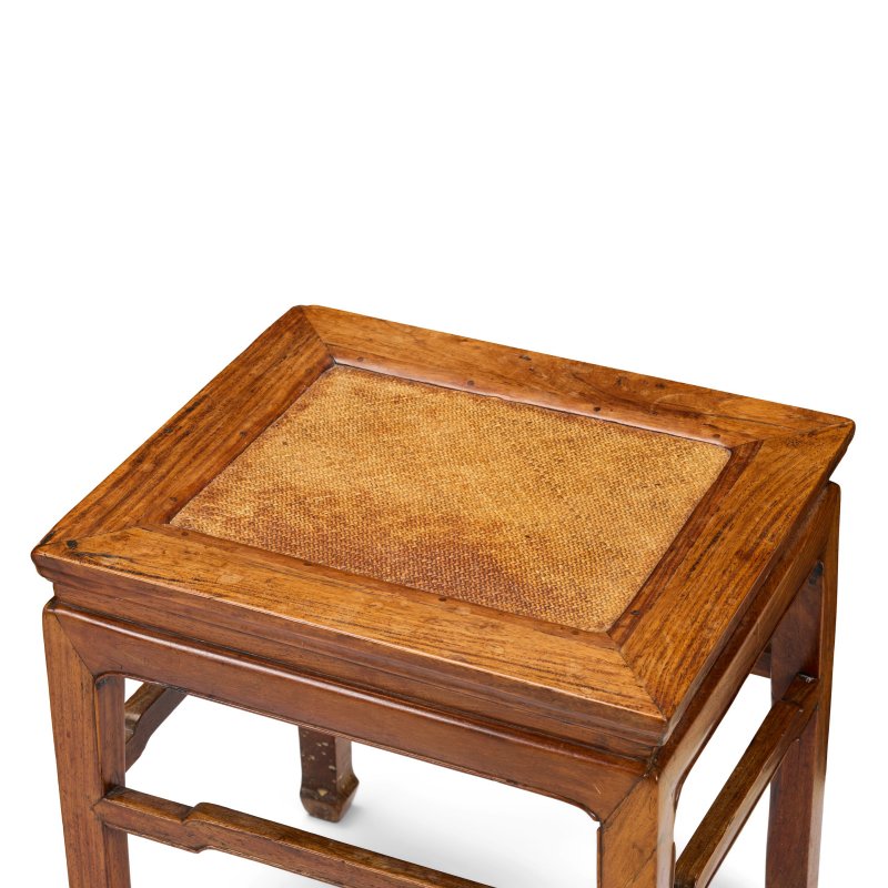 十七/十八世紀 黃花梨有束腰羅鍋棖馬蹄足長方凳一對 | A PAIR OF HUANGHUALI CORNER-LEG STOOLS, FANGDENG - 图7