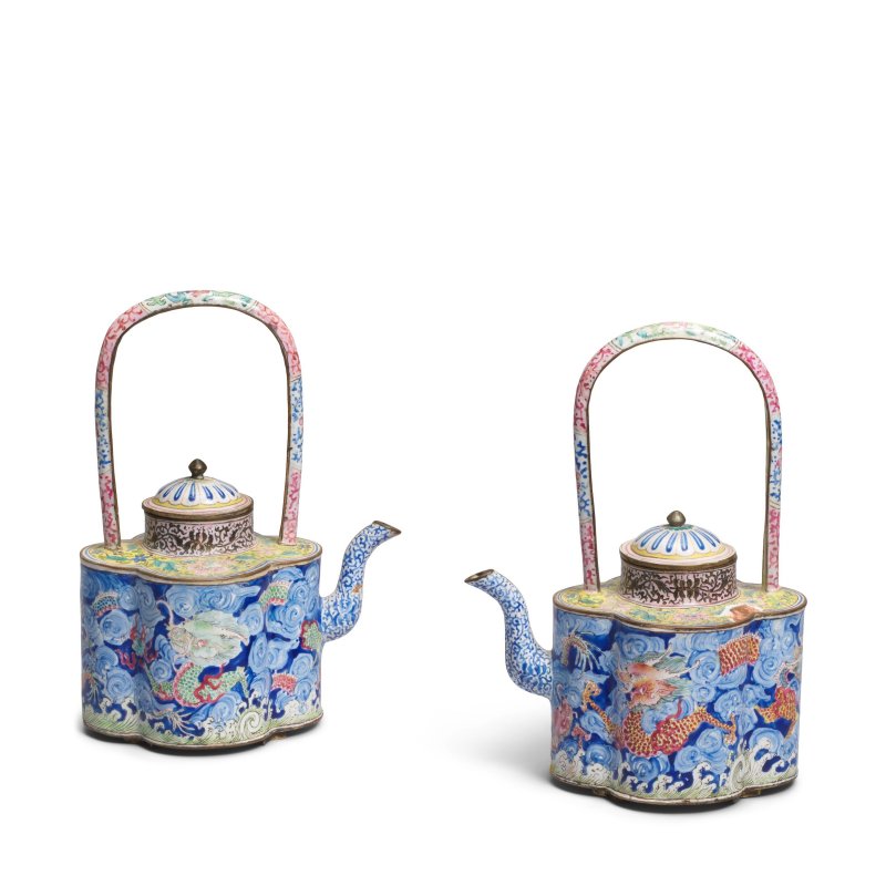 十八世紀 銅胎畫琺琅龍紋四曲提梁壺一對 | A PAIR OF PAINTED ENAMEL 'DRAGON' WINE POTS AND COVERS