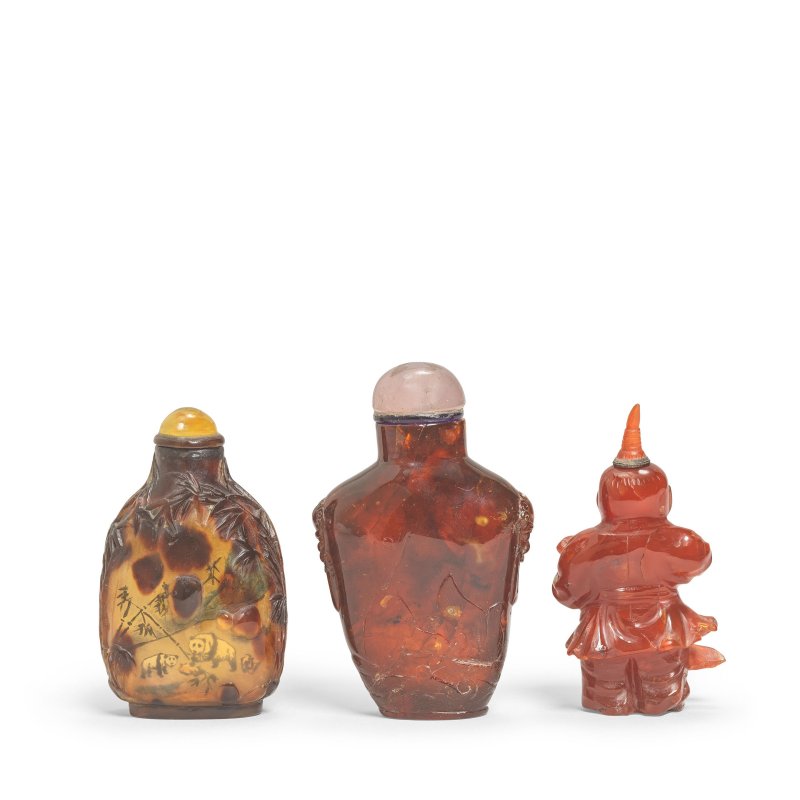 清晚期 琥珀鼻烟壺、瑪瑙童子鼻烟壺及玳瑁熊貓鼻烟壺 | AN AMBER SNUFF BOTTLE, A CARNELIAN 'BOY' SNUFF BOTTLE AND A 'PANDA' TORTOISESHELL SNUFF BOTTLE - 图2