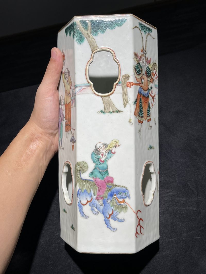 清光绪 粉彩八蛮进宝海棠镂空六方帽筒一对 - 图3