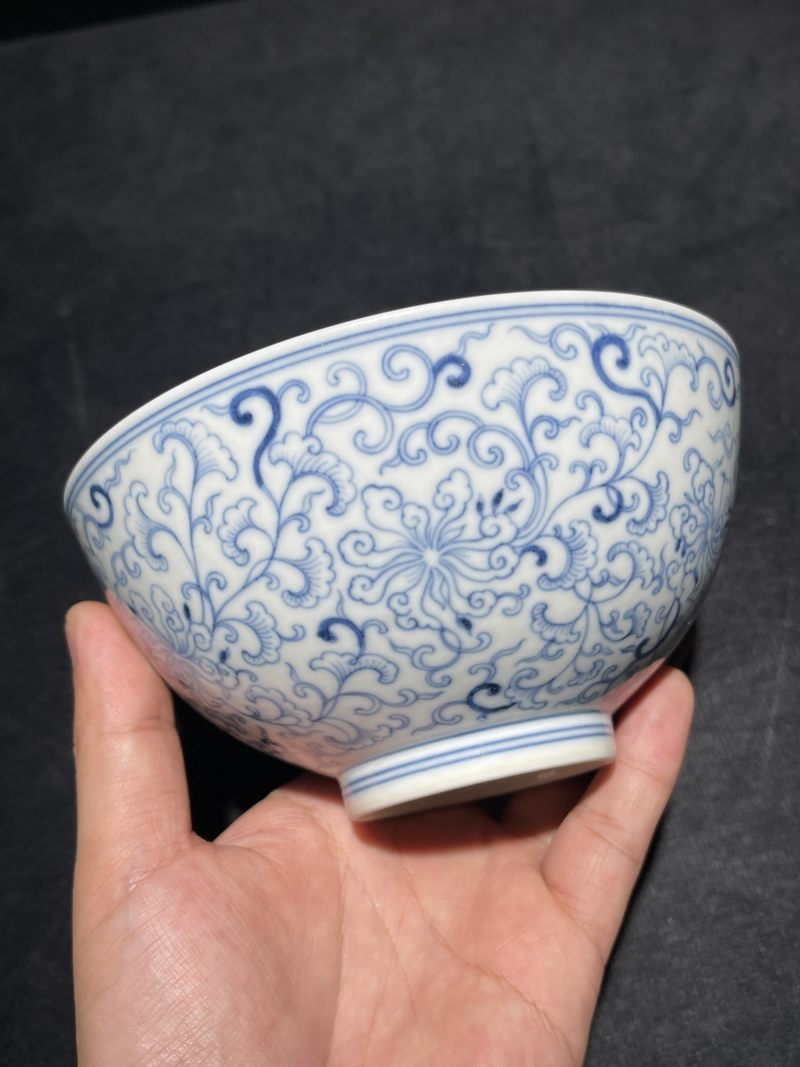 清道光 青花淡描缠枝莲纹碗 - 图3