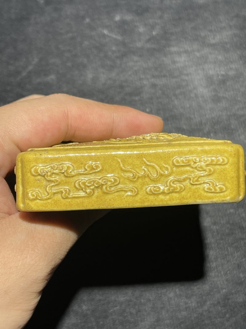 清代 黄釉雕瓷山水纹四方倭角印盒 - 图5