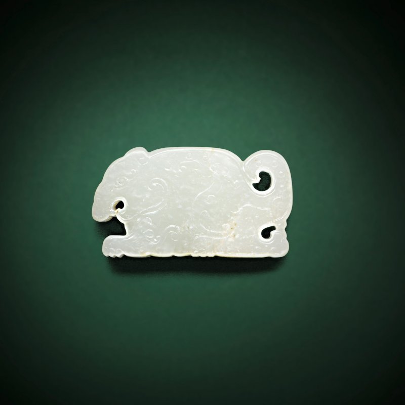 十八世紀 青玉貘形佩 | A PALE GREEN JADE TAPIR PENDANT - 图1