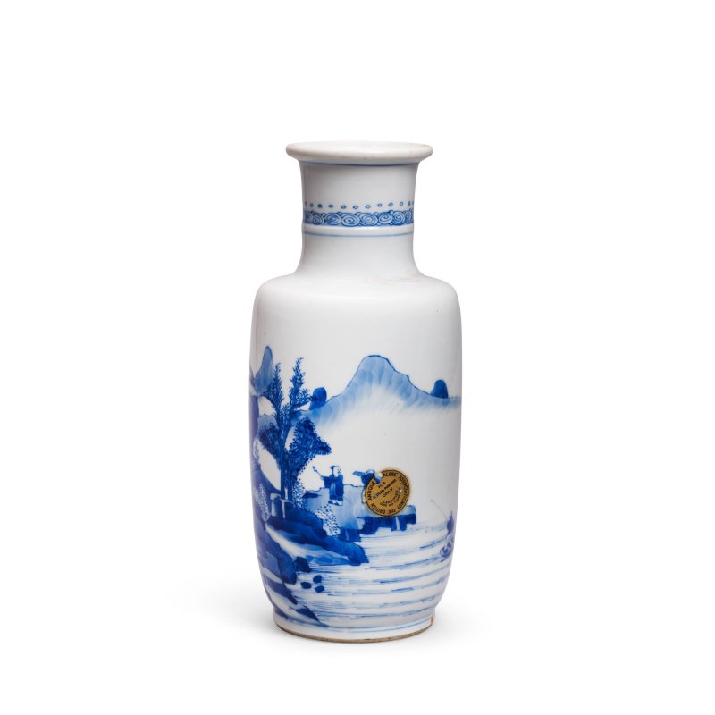 清康熙 青花山水圖棒槌瓶 | A SMALL BLUE AND WHITE ROULEAU VASE - 图2