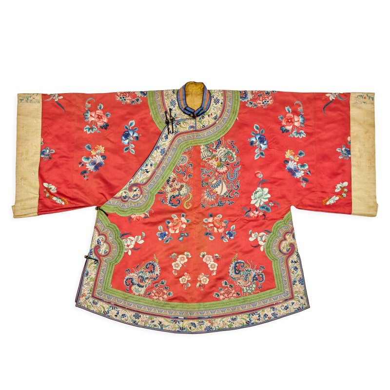 清晚期 珊瑚紅地緞綉花卉紋襟襖 | A CORAL-RED GROUND SILK EMBROIDERED LADY'S JACKET - 图1
