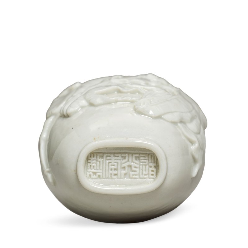 清道光 模製白釉鼻烟壺 | A WHITE-GLAZED MOULDED SNUFF BOTTLE - 图3