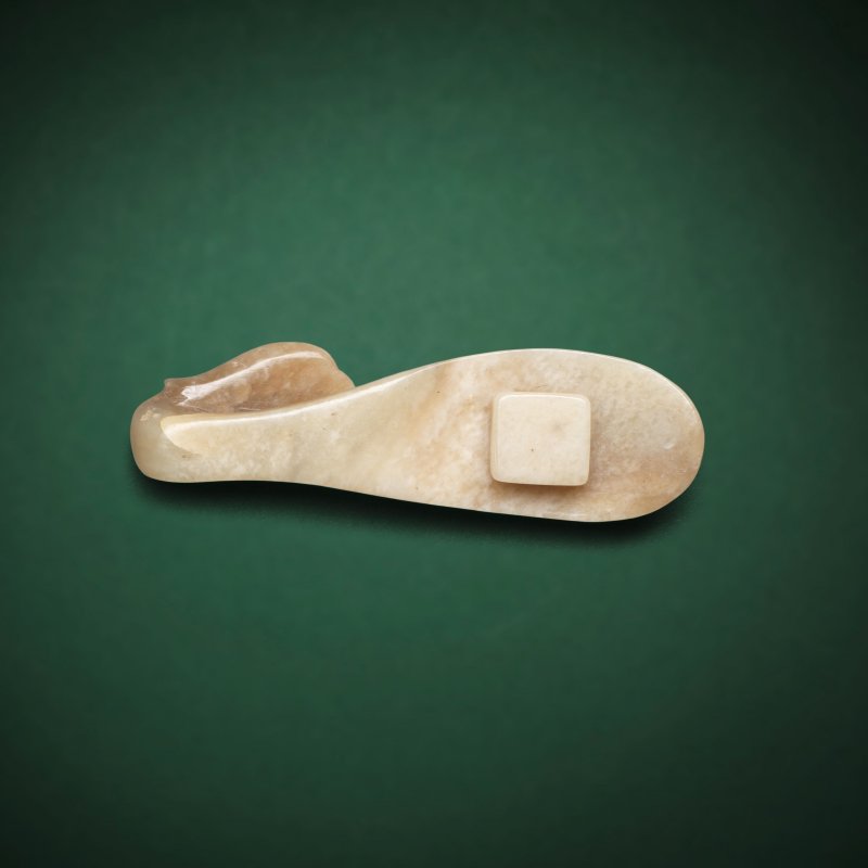 明 褐青玉雕鳳首帶鉤 | A PALE GREEN AND RUSSET JADE PHOENIX-HEAD BELT HOOK - 图2
