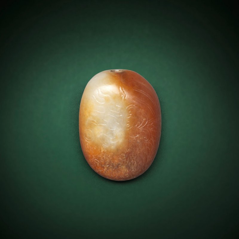 清 白褐玉雕鯉魚躍龍門鼻烟壺 | AN INCISED WHITE AND RUSSET JADE 'LEAPING CARP' SNUFF BOTTLE