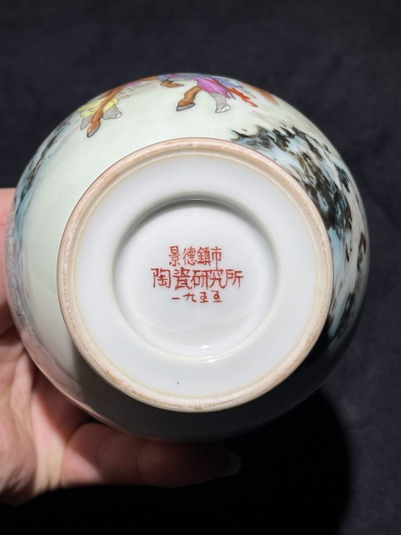 1955年 陶研所粉彩人物故事纹瓶 - 图7