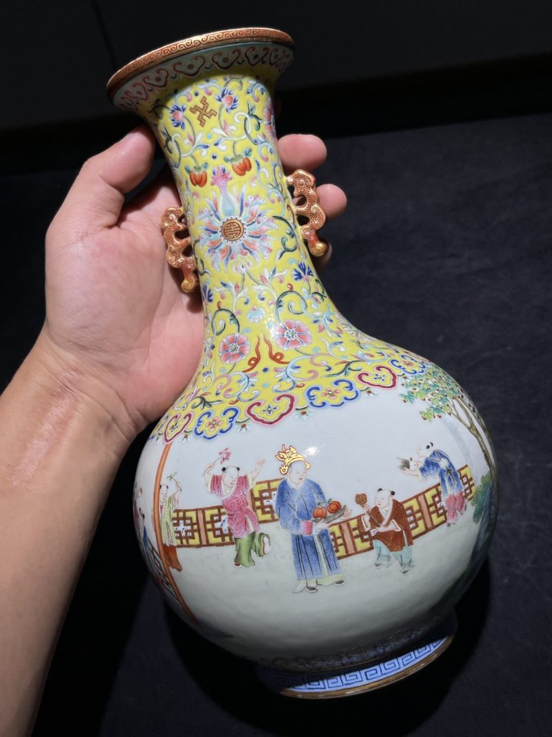 清嘉庆 洋彩婴戏纹双耳瓶 - 图4