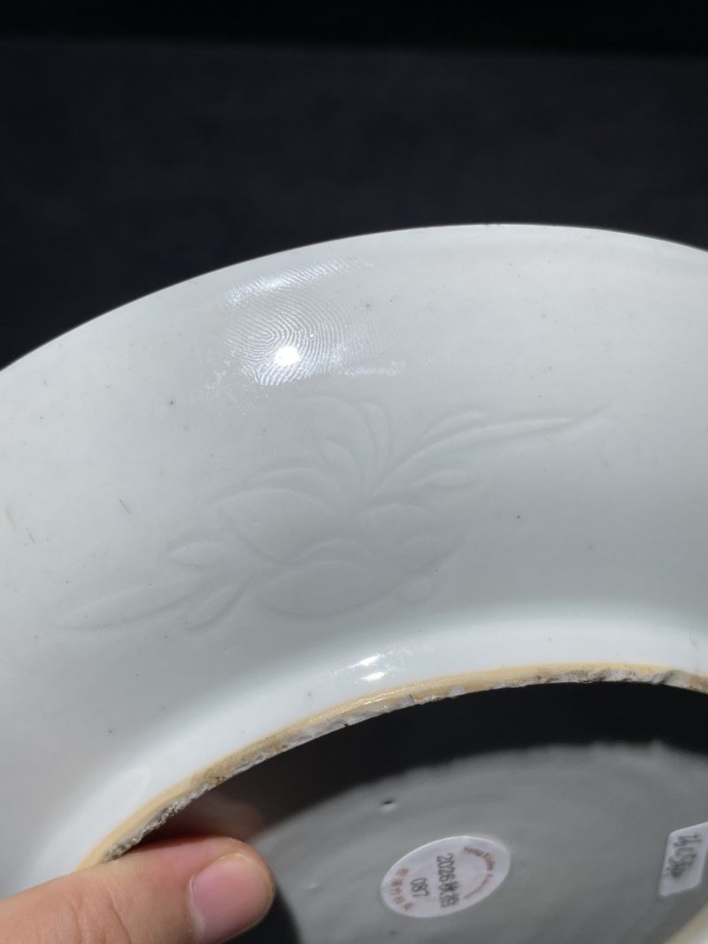 清康熙 青花粉彩暗刻花鸟纹盘 - 图10