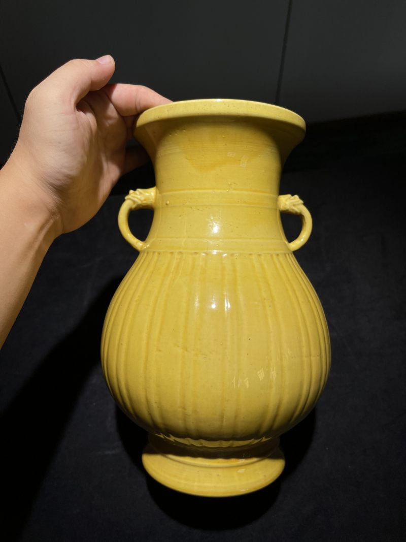 清乾隆 娇黄釉瓜棱双耳尊 - 图3
