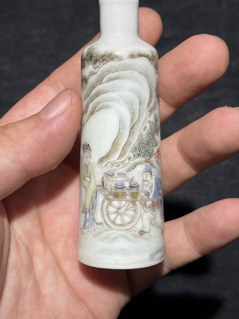 清乾隆 粉彩人物故事纹鼻烟壶 - 图2