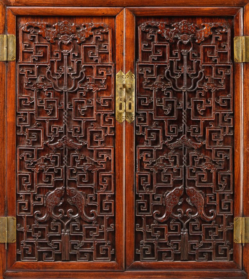 清中期 紅木花梨木雕福慶有餘紋底柜及顶柜 一组两件 | A HUALI AND HONGMU CABINET AND A HAT CHEST - 图11