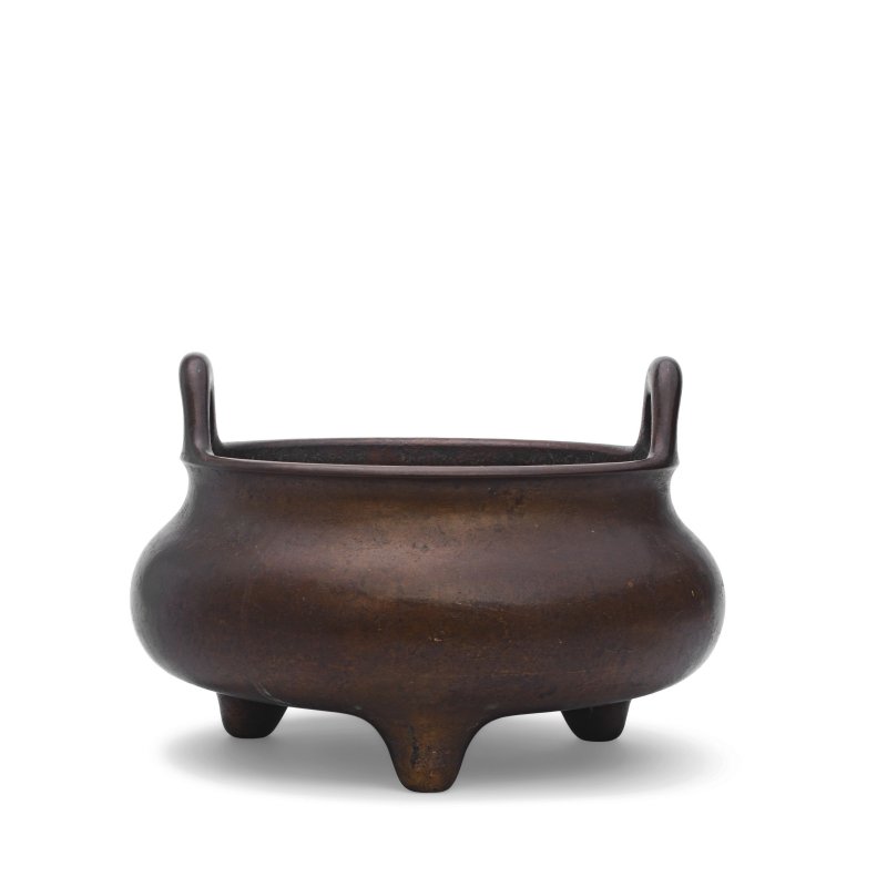 十七/十八世紀 三足冲耳銅爐 | A LARGE BRONZE TRIPOD INCENSE BURNER, DING - 图1