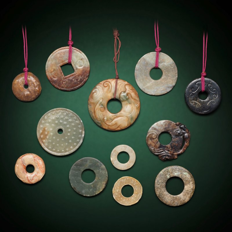 或明及更晚 玉璧一組十二件 | A GROUP OF TWELVE JADE BI DISCS - 图1
