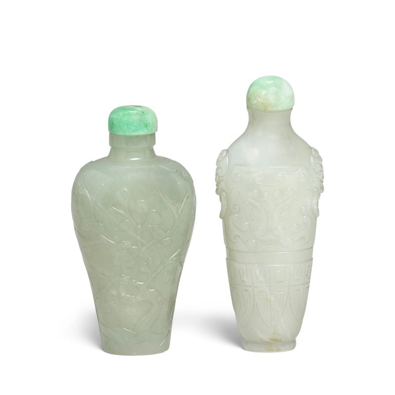 十九世紀 玉雕歲寒三友鼻烟壺及白玉饕餮紋鼻烟壺 | A GREEN JADE 'THREE FRIENDS' SNUFF BOTTLE AND A WHITE JADE 'TAOTIE MASK' SNUFF BOTTLE - 图1