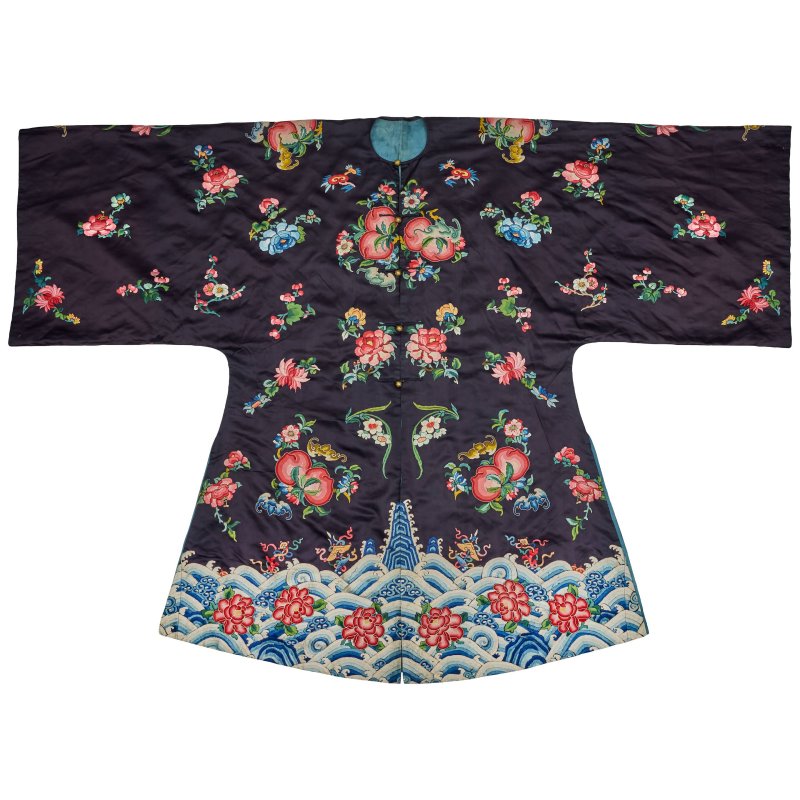 十九世紀 石青地緞綉花卉紋褂 | A MIDNIGHT BLUE GROUND SILK EMBROIDERED LADY'S ROBE, GUA - 图3