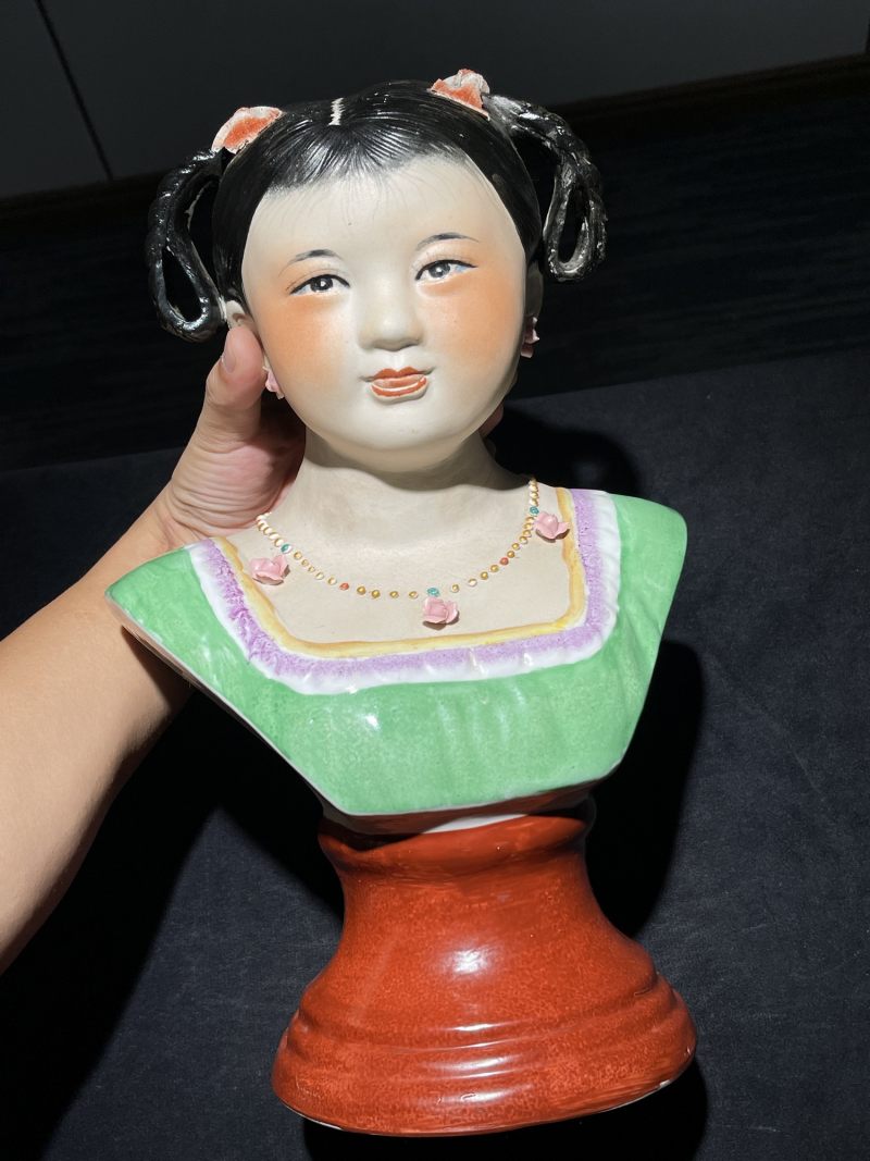 解放后 雕塑瓷厂曾山东作少女雕塑 - 图2
