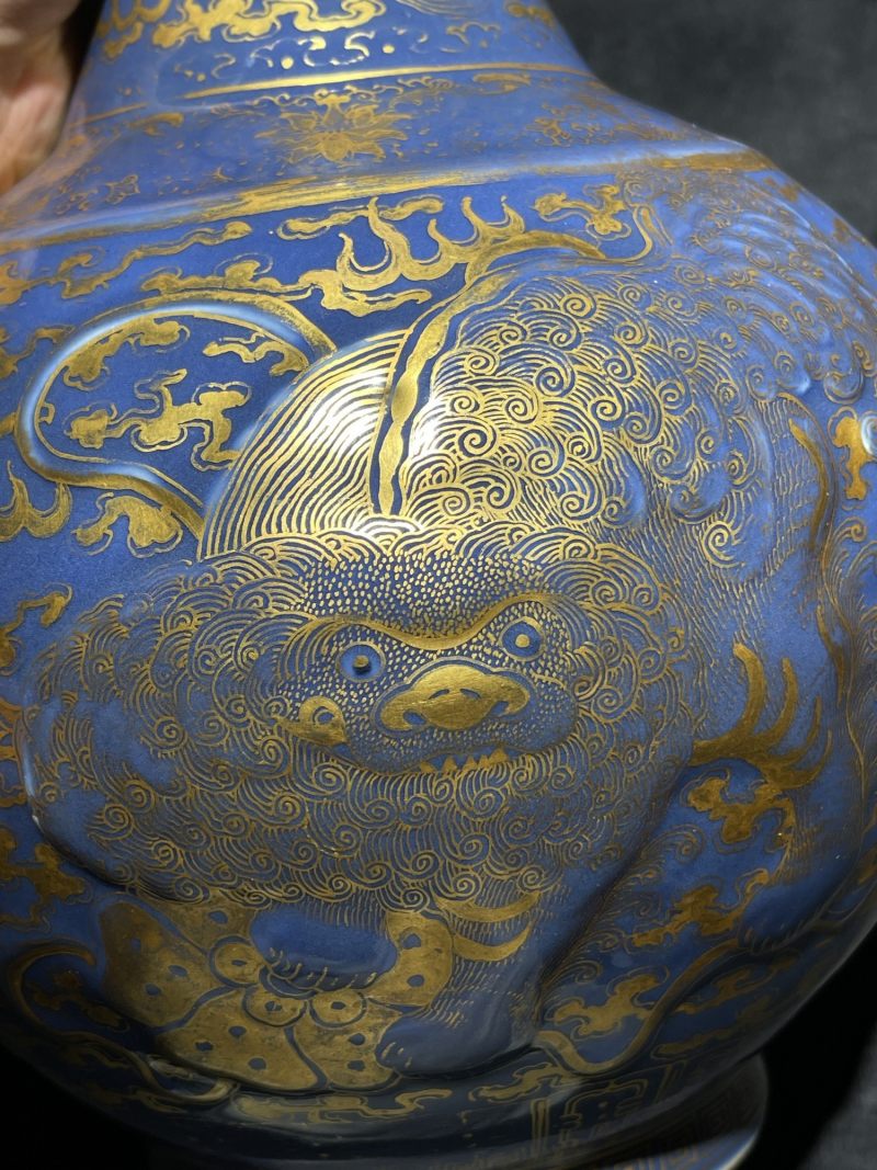 清光绪 祭蓝描金浮雕狮子绣球纹赏瓶 - 图8