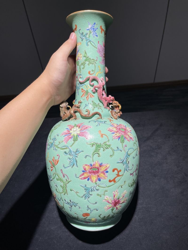 清乾隆 绿地轧道洋彩花卉纹瓶 - 图3