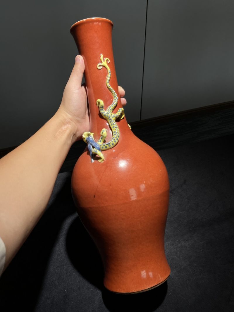 清中期 珊瑚红釉堆塑螭龙纹大瓶 - 图3