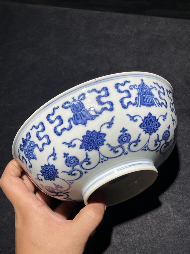 清乾隆 青花莲托八宝纹大碗 - 图3