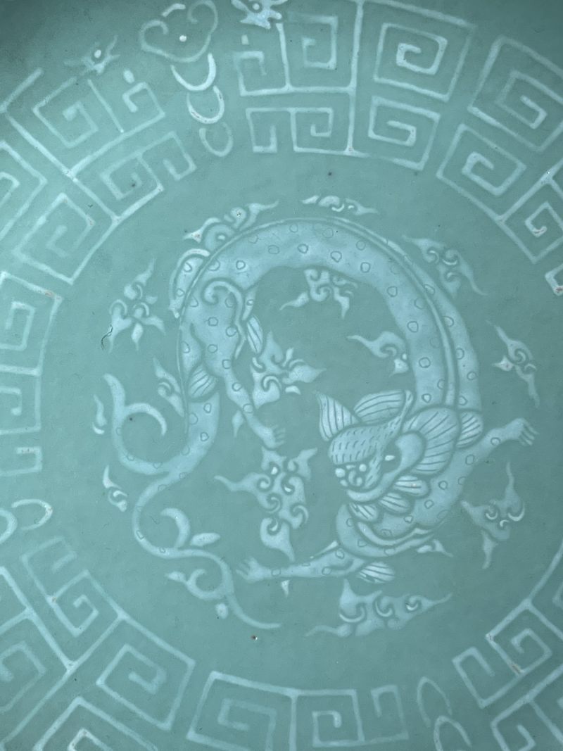 清嘉庆 松石绿地堆白螭龙纹大盘一对 - 图3