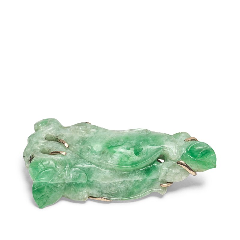 翡翠雕豆莢墜 | AN APPLE GREEN JADEITE 'BEAN POD' PENDANT - 图5