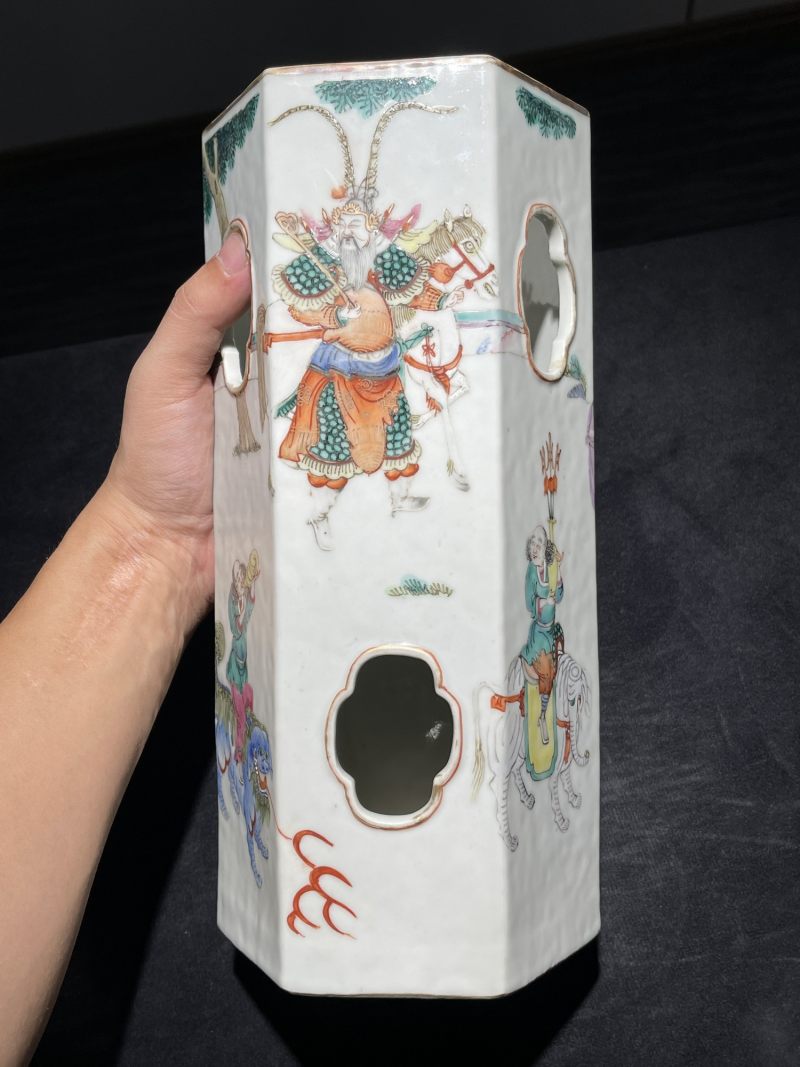清光绪 粉彩八蛮进宝海棠镂空六方帽筒一对 - 图4
