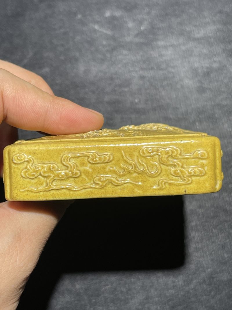 清代 黄釉雕瓷山水纹四方倭角印盒 - 图6